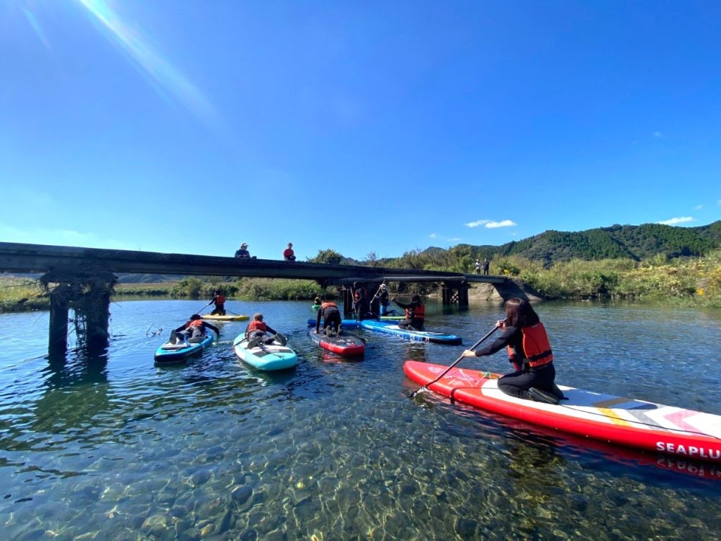 des gens sur des planches de SUP